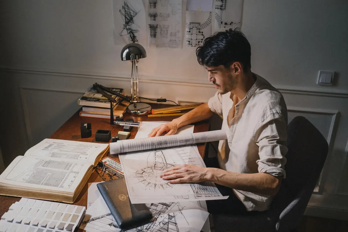 Professionnel du bâtiment travaillant sur des plans