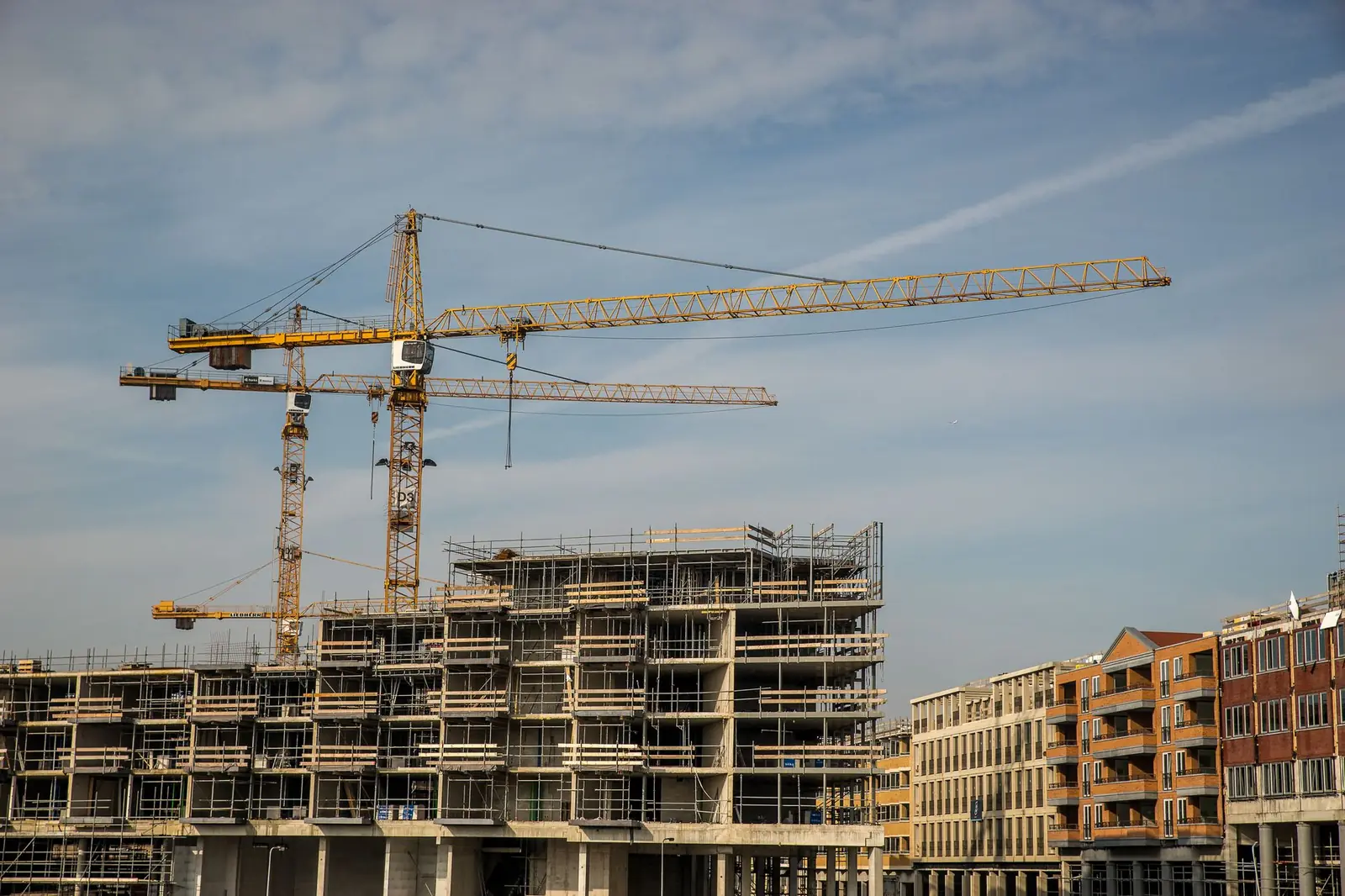 Chantier de construction d'un bâtiment résidentiel avec grue